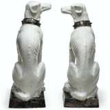 A VERY LARGE PAIR OF ITALIAN FAIENCE MODELS OF DOGS - Foto 5