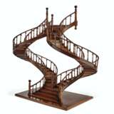 A MAHOGANY AND BOIS SATINE MODEL OF A STAIRCASE - Foto 2