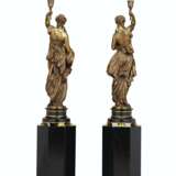 A PAIR OF FRENCH PATINATED-BRONZE FIGURAL TORCHERES, ON PEDESTALS - Foto 2