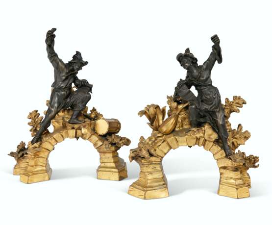 A PAIR OF FRENCH ORMOLU AND PATINATED BRONZE CHENETS - фото 1