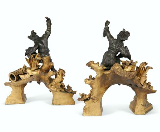 A PAIR OF FRENCH ORMOLU AND PATINATED BRONZE CHENETS - фото 2