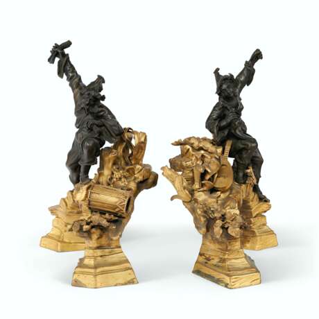 A PAIR OF FRENCH ORMOLU AND PATINATED BRONZE CHENETS - фото 3