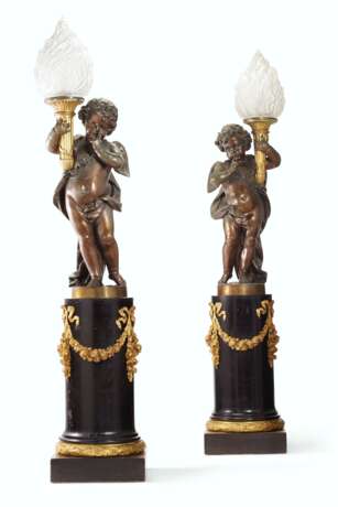 A PAIR OF LARGE FRENCH ORMOLU AND PATINATED BRONZE FIGURAL TORCHERES, ON STANDS - Foto 1