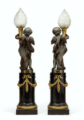 A PAIR OF LARGE FRENCH ORMOLU AND PATINATED BRONZE FIGURAL TORCHERES, ON STANDS - Foto 2