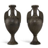 A PAIR OF PATINATED BRONZE ALHAMBRA VASES - Foto 1