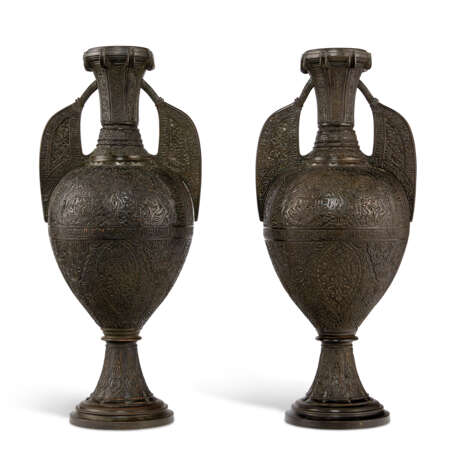 A PAIR OF PATINATED BRONZE ALHAMBRA VASES - фото 1
