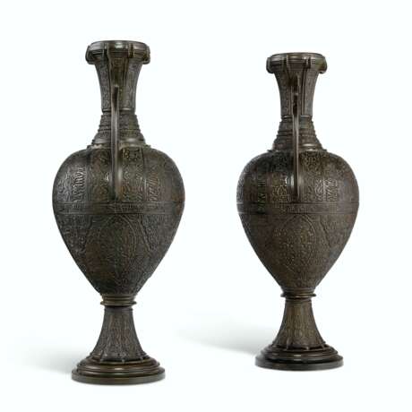 A PAIR OF PATINATED BRONZE ALHAMBRA VASES - Foto 2