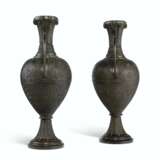 A PAIR OF PATINATED BRONZE ALHAMBRA VASES - фото 2