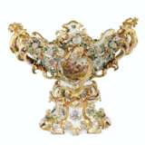A LARGE FRENCH PORCELAIN RETICULATED FLOWER-ENCRUSTED CENTERPIECE AND STAND - фото 2