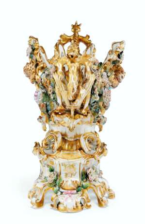 A LARGE FRENCH PORCELAIN RETICULATED FLOWER-ENCRUSTED CENTERPIECE AND STAND - photo 3