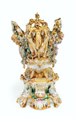 A LARGE FRENCH PORCELAIN RETICULATED FLOWER-ENCRUSTED CENTERPIECE AND STAND - фото 4