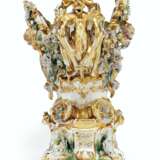 A LARGE FRENCH PORCELAIN RETICULATED FLOWER-ENCRUSTED CENTERPIECE AND STAND - фото 4