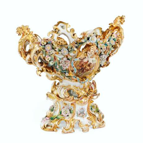 A LARGE FRENCH PORCELAIN RETICULATED FLOWER-ENCRUSTED CENTERPIECE AND STAND - фото 5