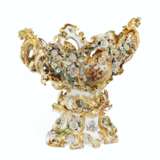 A LARGE FRENCH PORCELAIN RETICULATED FLOWER-ENCRUSTED CENTERPIECE AND STAND - Foto 5