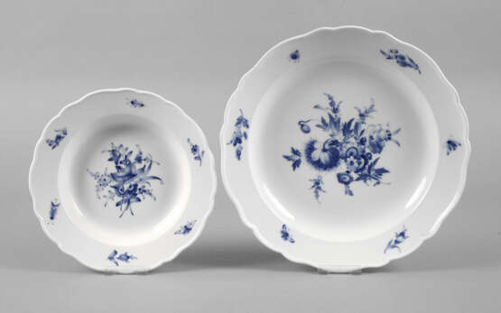 Meissen zwei Teller ”Blaue Blume mit Insekten” - фото 1