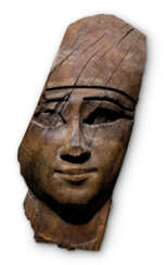 UN MASQUE DE MOMIE ÉGYPTIENNE EN BOIS