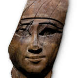 UN MASQUE DE MOMIE ÉGYPTIENNE EN BOIS - фото 1