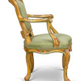 A PAIR OF NORTH ITALIAN POLYCHROME 'LACCA' ARMCHAIRS - Foto 3