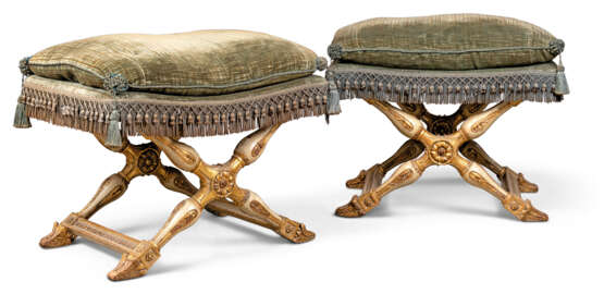 A PAIR OF NORTH ITALIAN WHITE-PAINTED AND PARCEL-GILT PLIANTS - Foto 1