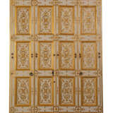 PALAZZO REALE, TURIN: PARCEL-GILT AND CREAM PAINTED FOLDING BOISERIE PANELS OR WINDOW SHUTTERS - Foto 1