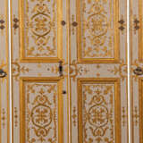 PALAZZO REALE, TURIN: PARCEL-GILT AND CREAM PAINTED FOLDING BOISERIE PANELS OR WINDOW SHUTTERS - Foto 2