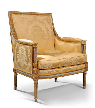 A LOUIS XVI GREY-PAINTED AND PARCEL-GILT MARQUISE - фото 2