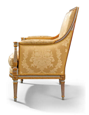 A LOUIS XVI GREY-PAINTED AND PARCEL-GILT MARQUISE - photo 3