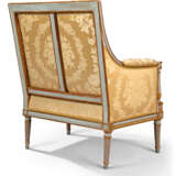 A LOUIS XVI GREY-PAINTED AND PARCEL-GILT MARQUISE - Foto 4