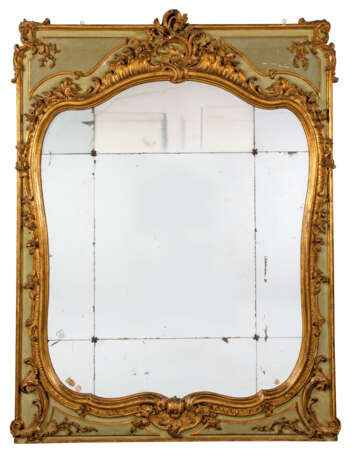 A GREEN-PAINTED AND PARCEL-GILT BOISERIE MIRROR - фото 1
