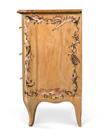A NORTH ITALIAN POLYCHROME ROCAILLE-DECORATED CREAM 'LACCA' COMMODE - фото 3