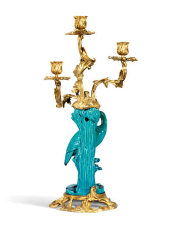 A PAIR OF ORMOLU-MOUNTED CHINESE TURQUOISE-GROUND PORCELAIN THREE-LIGHT CANDELABRA - Foto 3