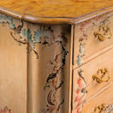 A NORTH ITALIAN POLYCHROME ROCAILLE-DECORATED CREAM 'LACCA' COMMODE - фото 4