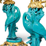 A PAIR OF ORMOLU-MOUNTED CHINESE TURQUOISE-GROUND PORCELAIN THREE-LIGHT CANDELABRA - Foto 4