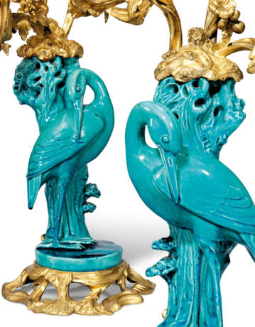 A PAIR OF ORMOLU-MOUNTED CHINESE TURQUOISE-GROUND PORCELAIN THREE-LIGHT CANDELABRA - фото 4