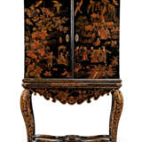 A NORTH ITALIAN BLACK AND GILT JAPANNED CABINET-ON-STAND - Foto 1