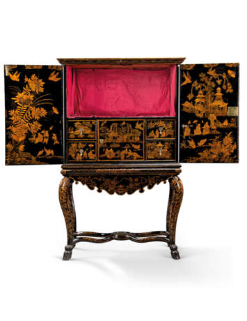 A NORTH ITALIAN BLACK AND GILT JAPANNED CABINET-ON-STAND - Foto 3