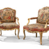 A LOUIS XV WHITE-PAINTED AND PARCEL-GILT SUITE OF SEAT FURNITURE COVERED IN CONTEMPORARY BEAUVAIS TAPESTRY - Foto 2