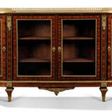 A FRENCH ORMOLU-MOUNTED KINGWOOD, ROSEWOOD AND BOIS SATINE PARQUETRY COMMODE - Foto 1