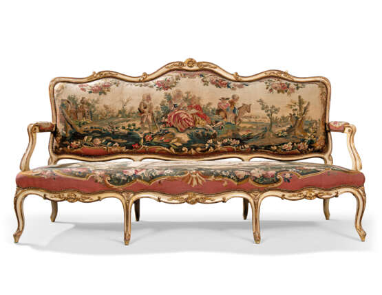 A LOUIS XV WHITE-PAINTED AND PARCEL-GILT SUITE OF SEAT FURNITURE COVERED IN CONTEMPORARY BEAUVAIS TAPESTRY - Foto 3