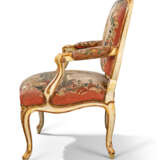 A LOUIS XV WHITE-PAINTED AND PARCEL-GILT SUITE OF SEAT FURNITURE COVERED IN CONTEMPORARY BEAUVAIS TAPESTRY - фото 4