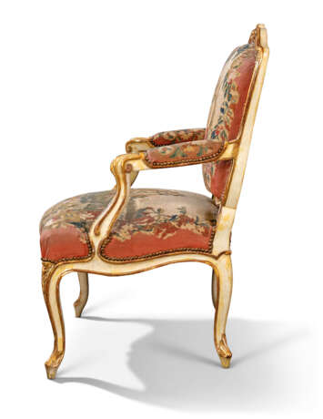 A LOUIS XV WHITE-PAINTED AND PARCEL-GILT SUITE OF SEAT FURNITURE COVERED IN CONTEMPORARY BEAUVAIS TAPESTRY - Foto 4