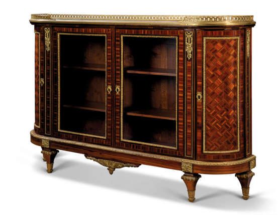 A FRENCH ORMOLU-MOUNTED KINGWOOD, ROSEWOOD AND BOIS SATINE PARQUETRY COMMODE - Foto 2
