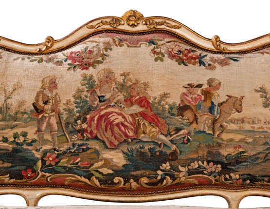 A LOUIS XV WHITE-PAINTED AND PARCEL-GILT SUITE OF SEAT FURNITURE COVERED IN CONTEMPORARY BEAUVAIS TAPESTRY - Foto 5