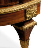 A FRENCH ORMOLU-MOUNTED KINGWOOD, ROSEWOOD AND BOIS SATINE PARQUETRY COMMODE - Foto 3