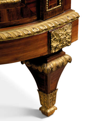 A FRENCH ORMOLU-MOUNTED KINGWOOD, ROSEWOOD AND BOIS SATINE PARQUETRY COMMODE - photo 3
