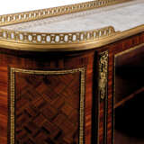 A FRENCH ORMOLU-MOUNTED KINGWOOD, ROSEWOOD AND BOIS SATINE PARQUETRY COMMODE - Foto 4