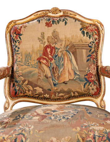A LOUIS XV WHITE-PAINTED AND PARCEL-GILT SUITE OF SEAT FURNITURE COVERED IN CONTEMPORARY BEAUVAIS TAPESTRY - Foto 6