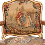 A LOUIS XV WHITE-PAINTED AND PARCEL-GILT SUITE OF SEAT FURNITURE COVERED IN CONTEMPORARY BEAUVAIS TAPESTRY - Foto 6