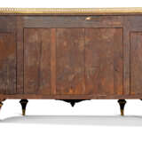 A FRENCH ORMOLU-MOUNTED KINGWOOD, ROSEWOOD AND BOIS SATINE PARQUETRY COMMODE - Foto 5