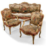 A LOUIS XV WHITE-PAINTED AND PARCEL-GILT SUITE OF SEAT FURNITURE COVERED IN CONTEMPORARY BEAUVAIS TAPESTRY - Foto 7